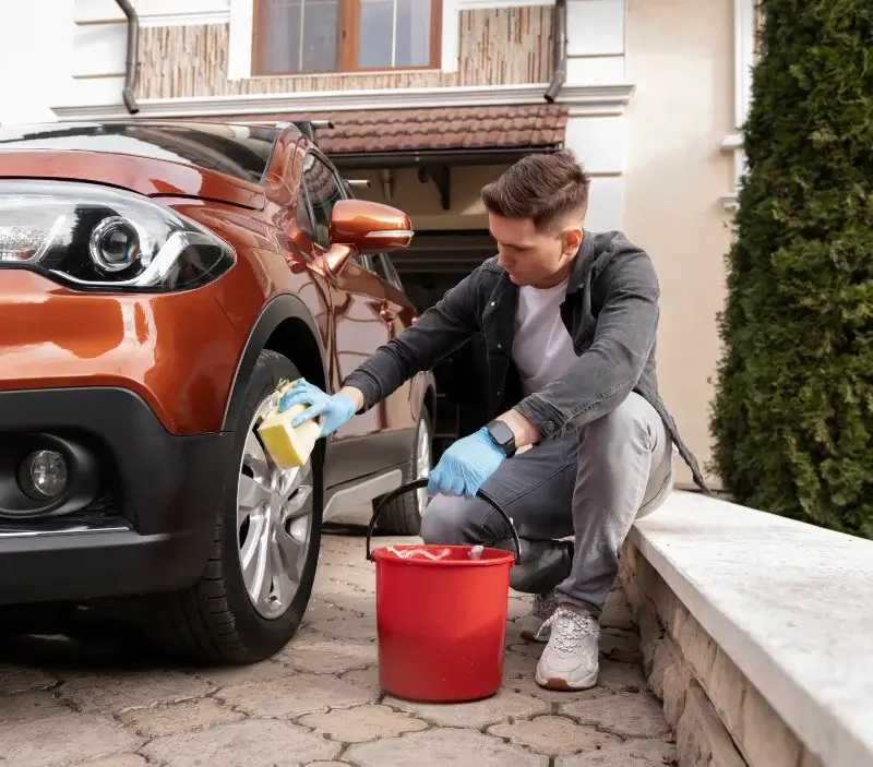 Lavage auto à domicile Pendé : professionnel intervenant sur un véhicule